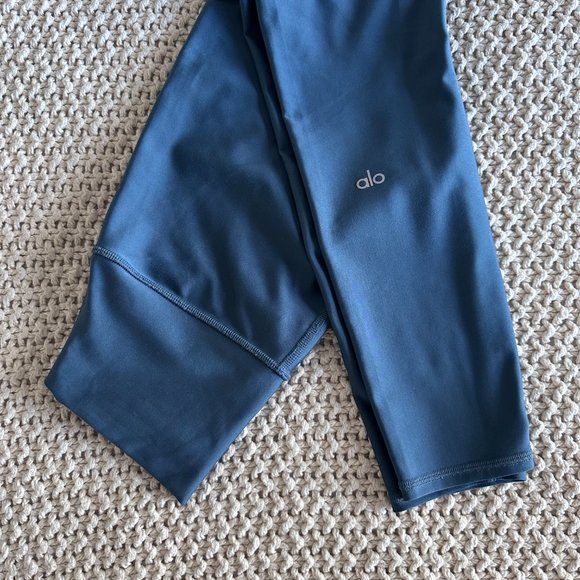 ALO Set - Lavish Bra & 7/8 High-waist Airlift Legging - Picture 2 of 4